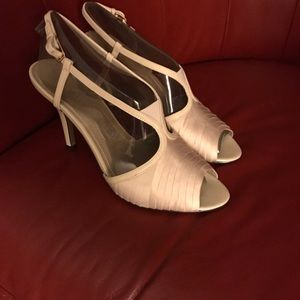 Size 8 Sandals in Champagne!